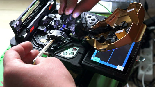 The problems that must be paid attention to in the operation of the optical fiber fusion splicer